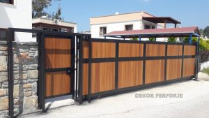 büyük ahşap ferforje kapısı
